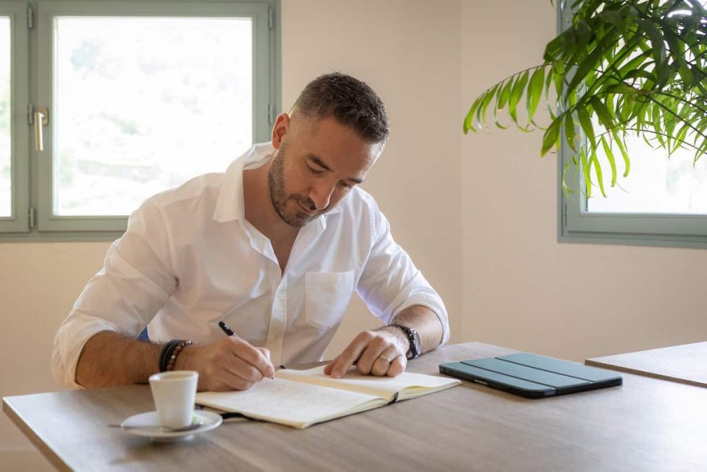 Etienne Couzinier qui écrit. Coach professionnel dans le Tarn : accompagnement en présentiel et distanciel des particuliers et des structures médico-sociales