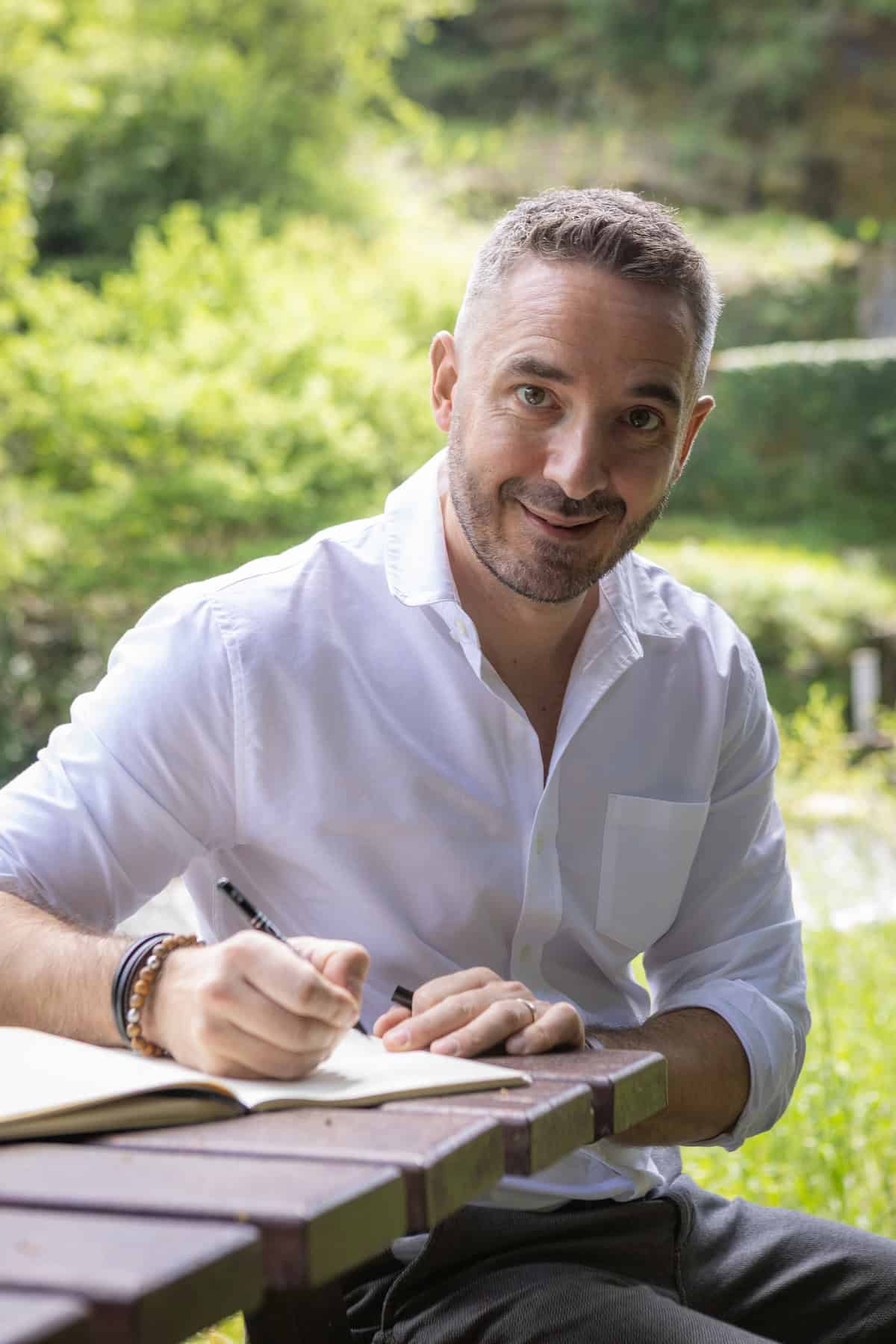Etienne Couzinier, qui écrit en exterieur. Coach professionnel dans le Tarn : accompagnement en présentiel et distanciel des particuliers et des structures médico-sociales