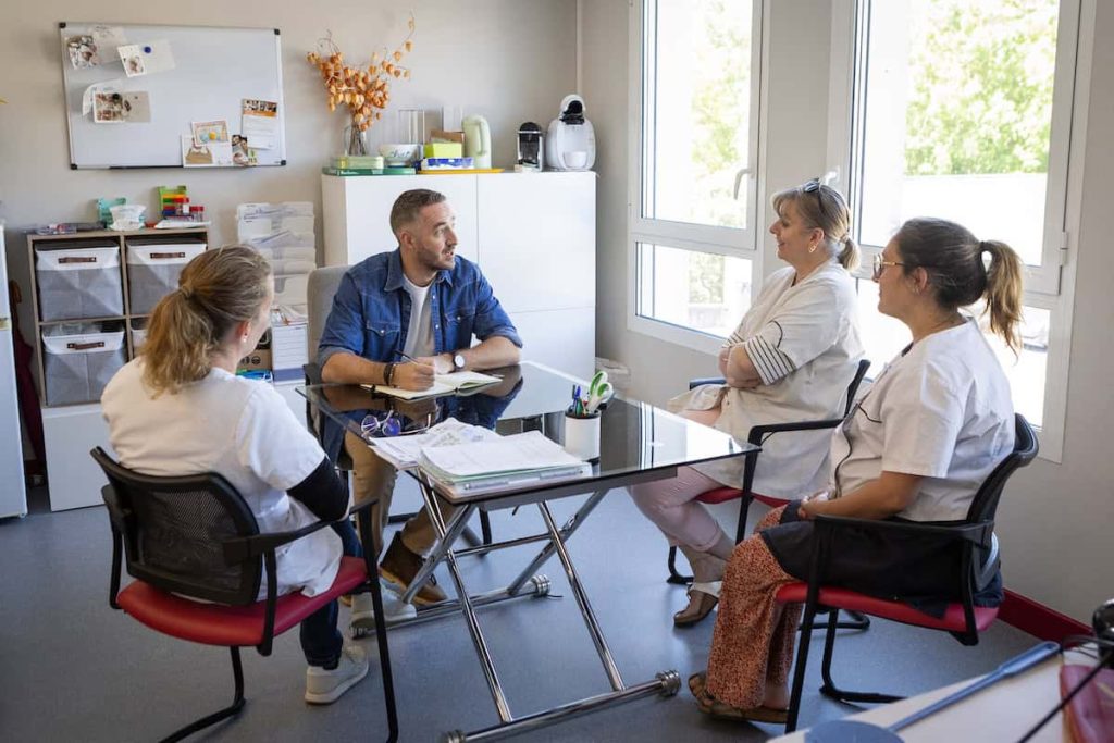 Etienne Couzinier, en analyse de pratique dans une structure médico-sociale.